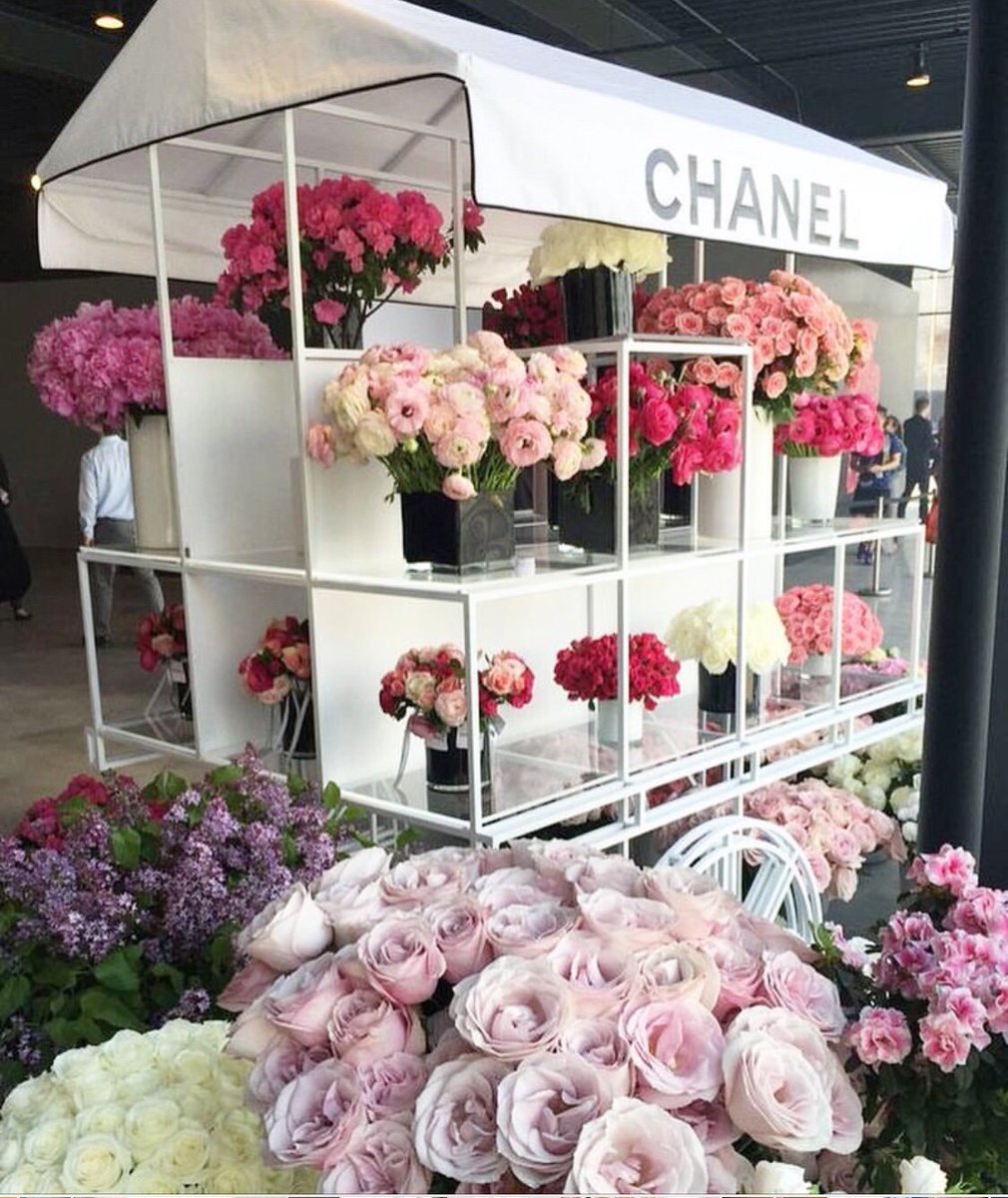 FakeItFlowers's tweet image. Saturday flower stall of dreams. Courtesy of @CHANEL  😍😍 #beautyfulblooms #stunningstyle #Saturdaystyle #fauxblooms #fauxflowers #fakeit
