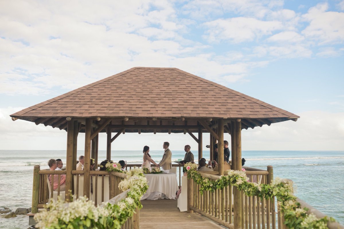 lesjacobsons's tweet photo. This day.. this moment.. this place.. this sunrise.. with you! Hello husband @christophejacobson 💜 #cnj2016 #CNJitsabouttime #sunrisewedding #mauritius2016 https://t.co/vn6mRHlIGY