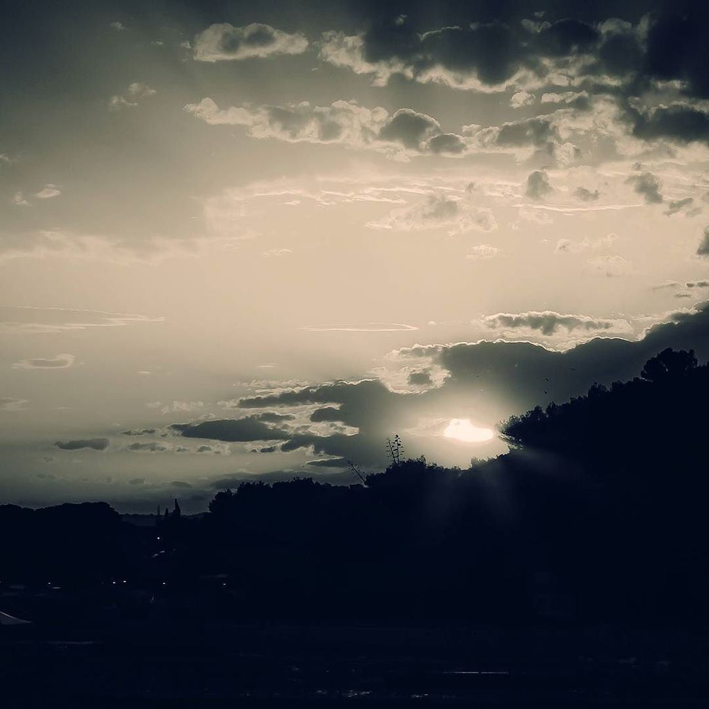 eevanbb's tweet photo. Sunset moments in black, white and contrasts.
.
..
...
#sky #sunset #sunscape #landscape #evening #dusk #flying #unusual #uncommon #contrasts #contrast #film #lookslikefilm #strangethings #scary #but #calm #and #peaceful #cool #reallycool #split #visitsp… https://t.co/Olx7teEz0E https://t.co/NGZzfsHntV