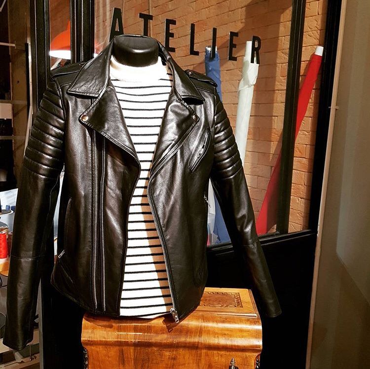 Messieurs, pour vous la souplesse du perfecto en cuir d’agneau français de <a href="/ValentineAndCo1/">Valentine And Co</a> associé au rayé <a href="/saintjames/">SAINT JAMES</a> on AIME !!!
😍😍
#MadeInFrance #docksvillage #marseille