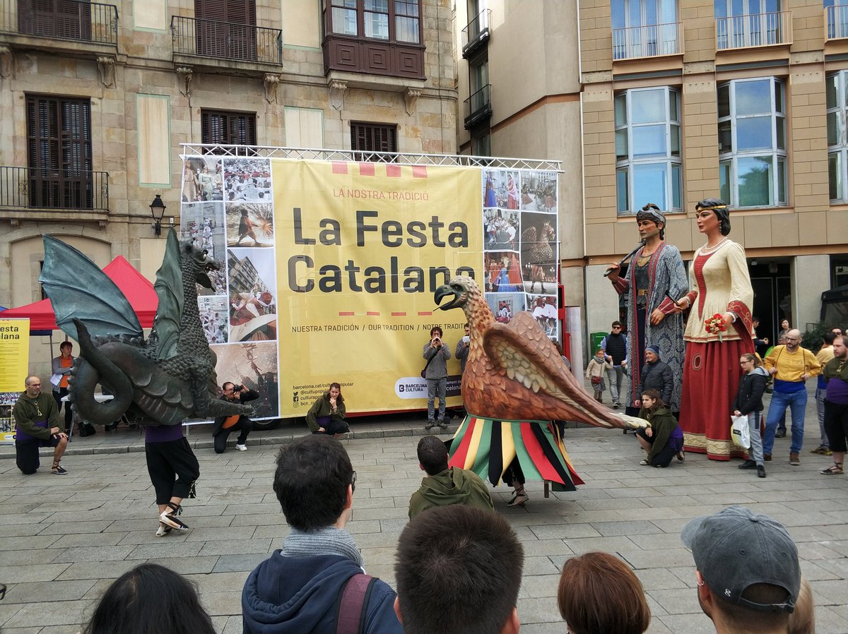 GegantsStJaume's tweet photo. Avui som a la pl Nova a la #FestaCatalana amb la Víbria, l'Arpella i els @FalconsBCN https://t.co/F2xvE4FjnN