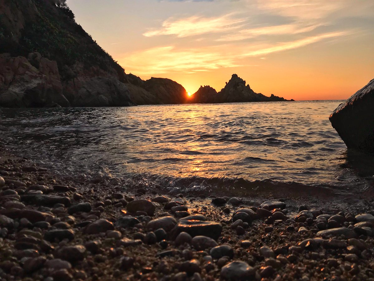 meblanch's tweet photo. L albada d’ avui.. #blanes #puntasantaanna @Blanesturisme @MeteoMauri @commuLaSelva https://t.co/ToEMJhBHBv