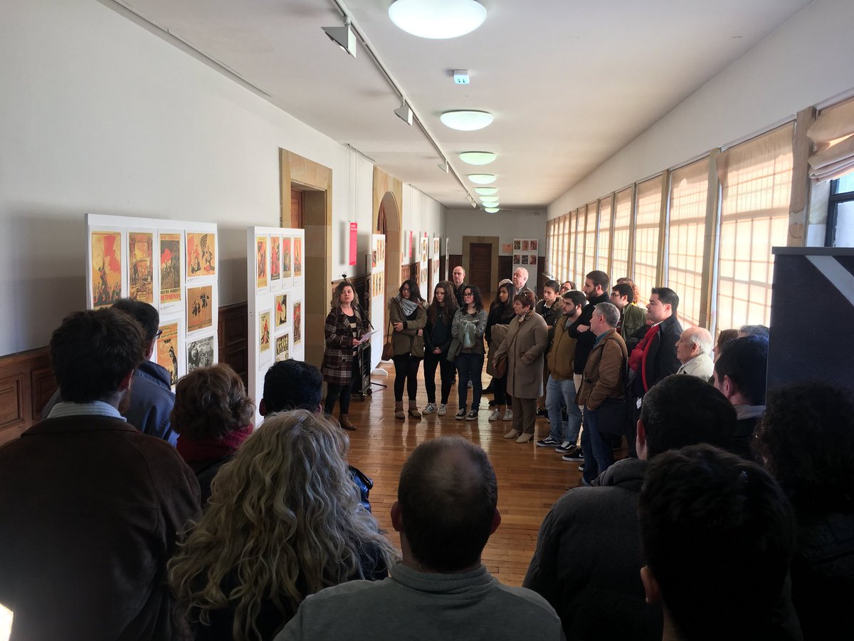 pcasturias's tweet photo. Mucha gente en la visita guiada a nuestra exposición sobre cartelería política soviética en el edificio histórico de la @uniovi_info  #CentenarioOctubre @elpce https://t.co/B9umxH5eUb