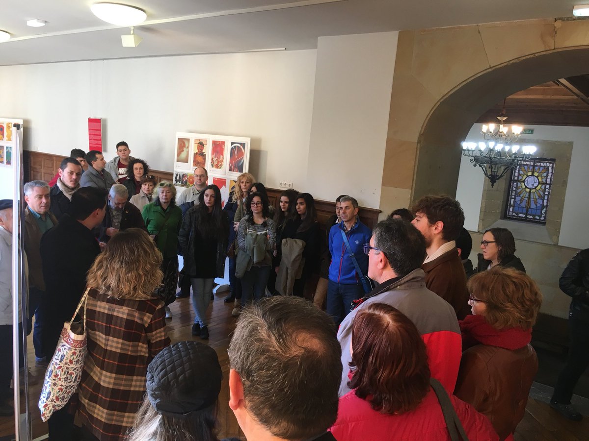 pcasturias's tweet photo. Mucha gente en la visita guiada a nuestra exposición sobre cartelería política soviética en el edificio histórico de la @uniovi_info  #CentenarioOctubre @elpce https://t.co/B9umxH5eUb