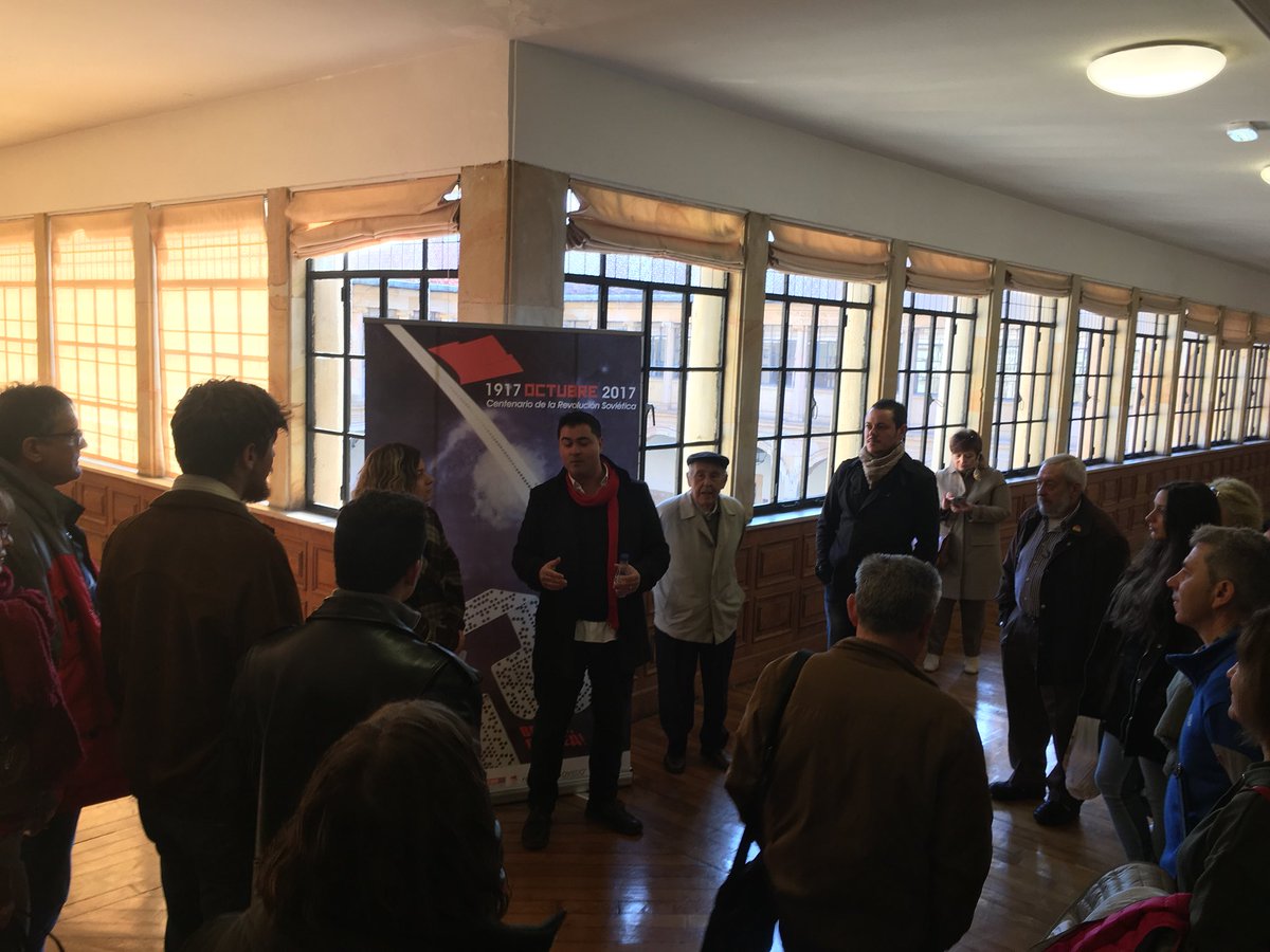 pcasturias's tweet photo. Mucha gente en la visita guiada a nuestra exposición sobre cartelería política soviética en el edificio histórico de la @uniovi_info  #CentenarioOctubre @elpce https://t.co/B9umxH5eUb