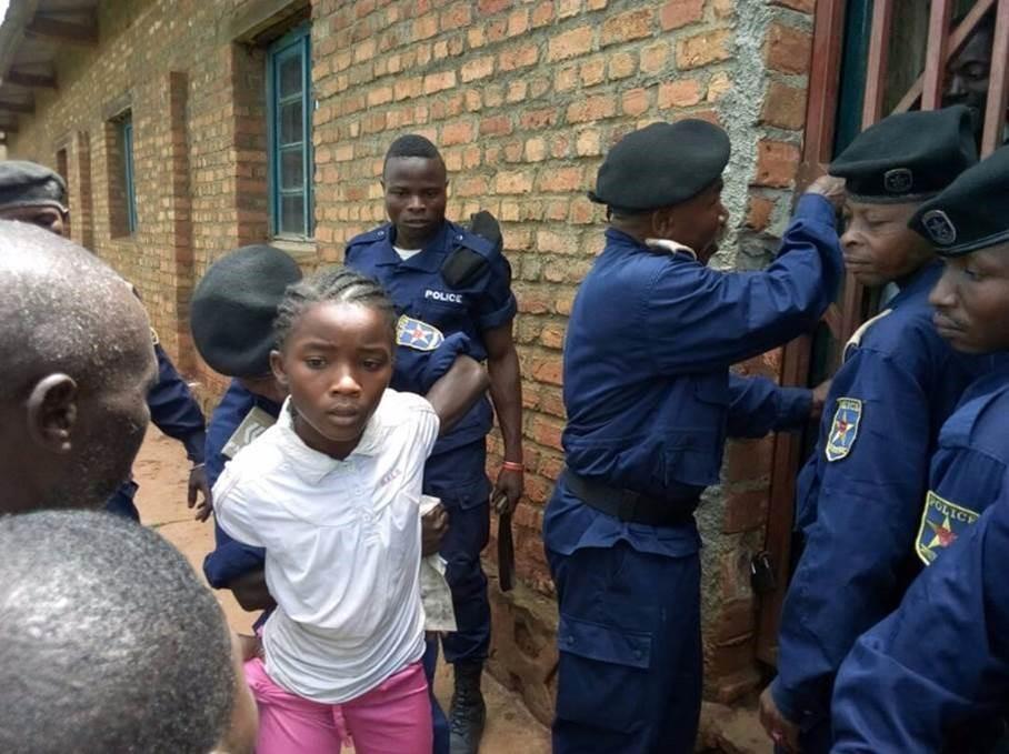 #RDC: « Alors sans hésiter, l’un d’eux m’a attrapée très fort par la main, il m’a frappée dans le dos avec son arme, et m’a ligoté les mains derrière le dos. J’avais très mal, je criais. » - la fille Yalala sur sa détention le 15 nov. Article de <a href="/hrw_fr/">HRW en français</a>: hrw.org/fr/blog-feed/l…