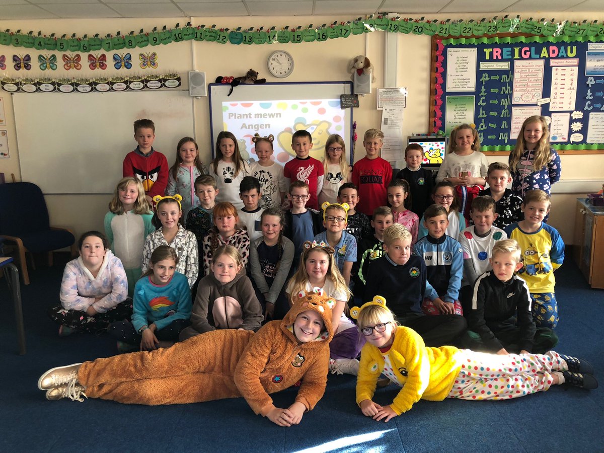 YGGCastellau's tweet photo. Dosbarth Y Castell yn lliwgar a llawn cyffro wrth gefnogi Plant mewn Angen. Dosbarth y Castell supporting @BBCCiN #BBCChildrenInNeed2017 https://t.co/82KG3i46ib