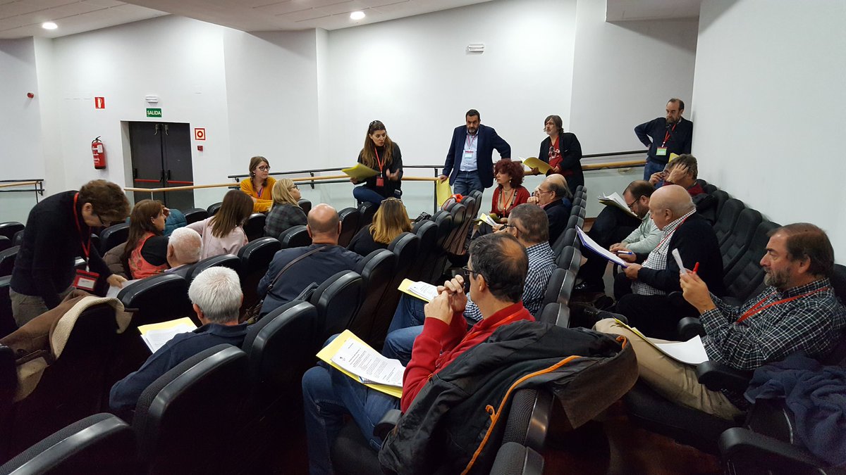 AngelesBarbaC's tweet photo. Rico, fraterno y plural debate en las comisiones de la #APSIU de @iu_madrid con las compañeras 💪✌ https://t.co/dg7YFHx91b
