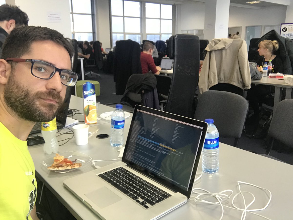 Pizza time 🍕 at #SymfonyCon HackDay 2017 thanks <a href="/PITECHPLUS/">Bogdan Herea</a> <a href="/wupplier/">Wupplier</a> <a href="/SingularFactory/">The Singular Factory</a>
