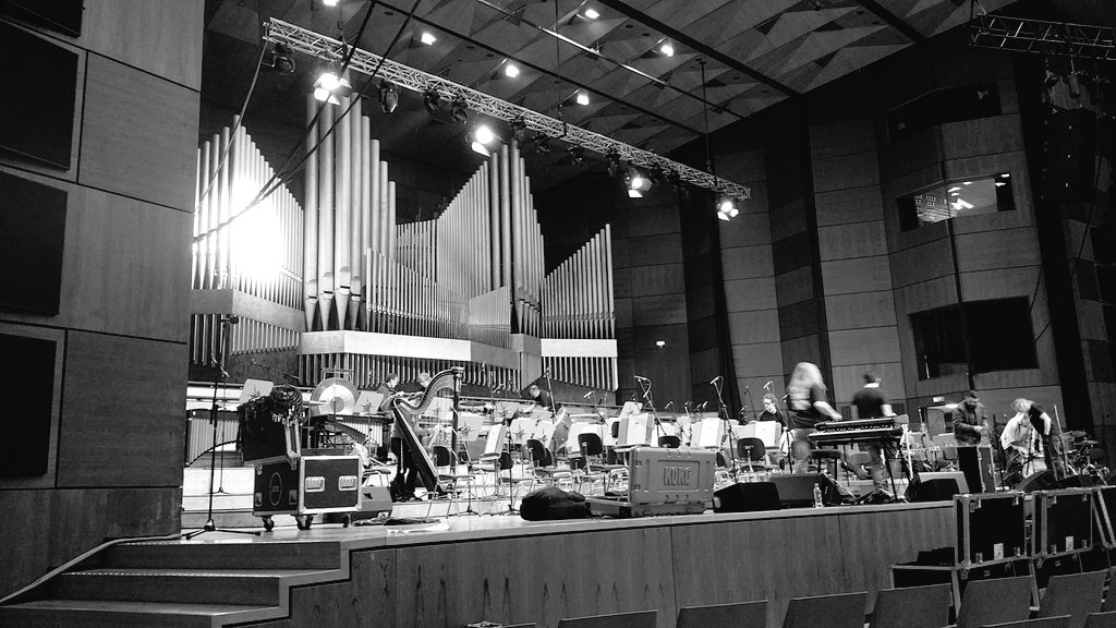 Aufbau in der Meistersängerhalle in Nürnberg. Optimus Prime hat sich schon im Hintergrund positioniert!
#monoPunk #maxmutzke #nürnbergersymphoniker