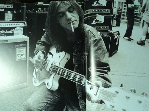 encorepy's tweet photo. Llora el #rock...Gracias por tu magia...sábado negro para los fans de AC/DC #MalcolmYoung falleció a los 64 años. RIP https://t.co/0uGagN9w0d