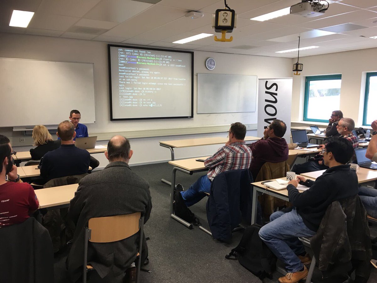 SUECloudNative's tweet photo. De eerste Snow’er is van start gegaan @TDOSE; veel volk bij de les ‘Bash Efficiency’ van @jnieuwen #sharingknowledge #gratisevent https://t.co/RbMPSO8QqX