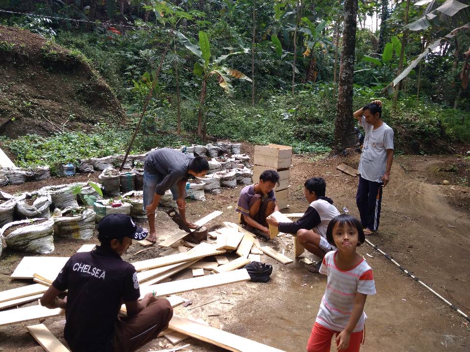taufiqjul's tweet photo. Unit Usaha Bumdes , Budidaya Lebah Madu... #Hegarmanah #Tunggilis #Kalipucang #Pangandaran #ManfaatDanaDesa @jokowi @EkoSandjojo @taufikmadjid71 @AhmadErani @KemenDesa @tppindonesia @dpmdesajabar https://t.co/hlQFvpKvGW