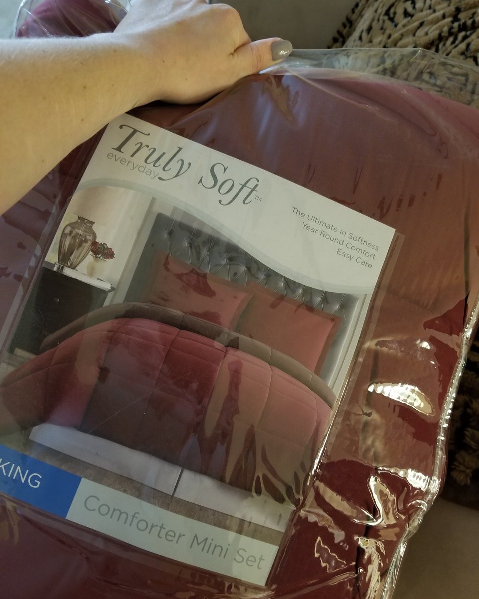 AnastasiaRoseXX's tweet photo. Spoiled myself and Duke last night, can't believe I'm boarding him😢😔 but I'll be back for my baby Wednesday morning! #newnails #fluffycomforter #sushi #Spoileddog https://t.co/ikMfRYnxe9