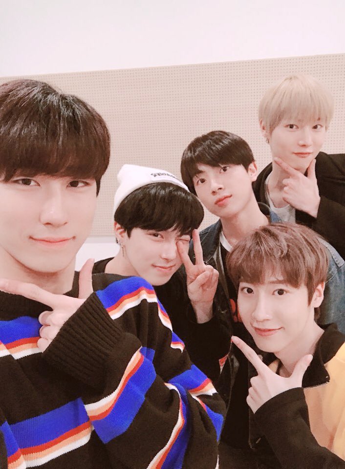 RBW_MAS's tweet photo. 잠시 후, 9시 15분 KBS2 더 유닛!
본방사수하는 거 잊지않으셨죠? 🖥
이따 만나요~♥️

#마스 #MAS #더유닛 #THEUNIT https://t.co/RLGUgZWNPB