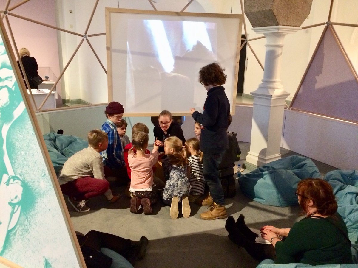 DesignmuseoFI's tweet photo. Tänään on #perhepäivä #California näyttelyssä! Lasten kierroksella tulevaisuuden #visionääri t tutustuivat toiminnallisesti Buckminster Fullerin geodeettiseen kupoliin #designingfreedom #makewhatyouwant https://t.co/e0UHBsTcja