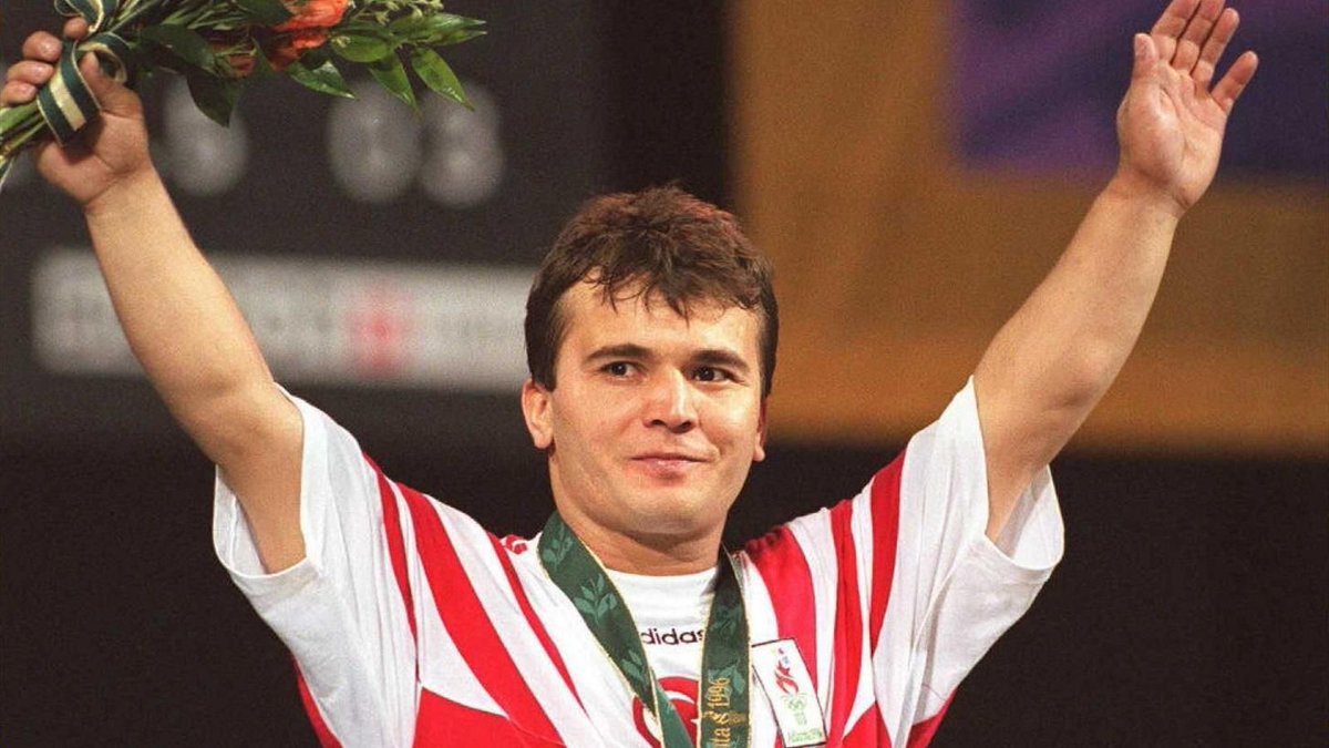 Türk ve Dünya spor tarihinin en büyük efsanelerinden, Olimpiyat şampiyonu haltercimiz "Cep Herkülü" Naim Süleymanoğlu, tedavi gördüğü hastanede hayatını kaybetti. Başımız sağ olsun.