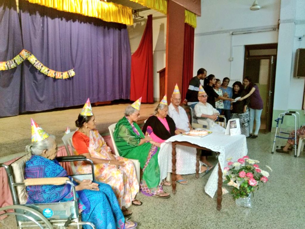 sHettyyy30's tweet photo. Birthday Celebration #Littlesitterofpoor#Birthday Babies#November2017 @Ashwilsalins @deepakraj4030 @sanbolooR @vanitha1189 @sushmitha_bhat https://t.co/hTJllUhX38