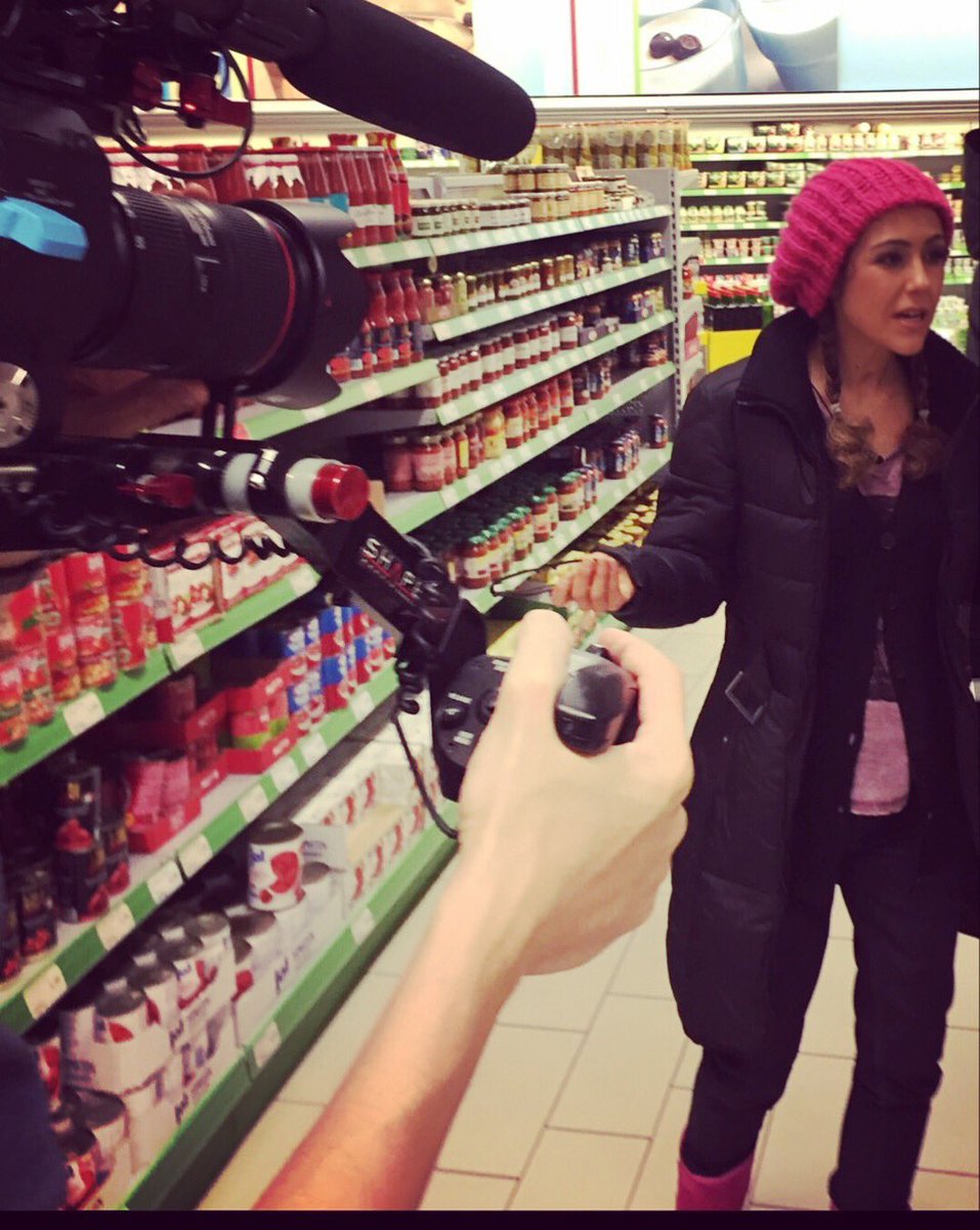 AnastasiaZampo's tweet photo. #tvshooting im #supermarkt für #swr : #zuckerfrei einkaufen 💪🏻 #soononair #zutatenliste checken 🔎 #aufklärung #verbraucherschutz #fürimmerzuckerfrei #moderatorin #tvhost #presenter #bestsellinauthor #greek #mantel #timezone https://t.co/hYEF6tBlRl