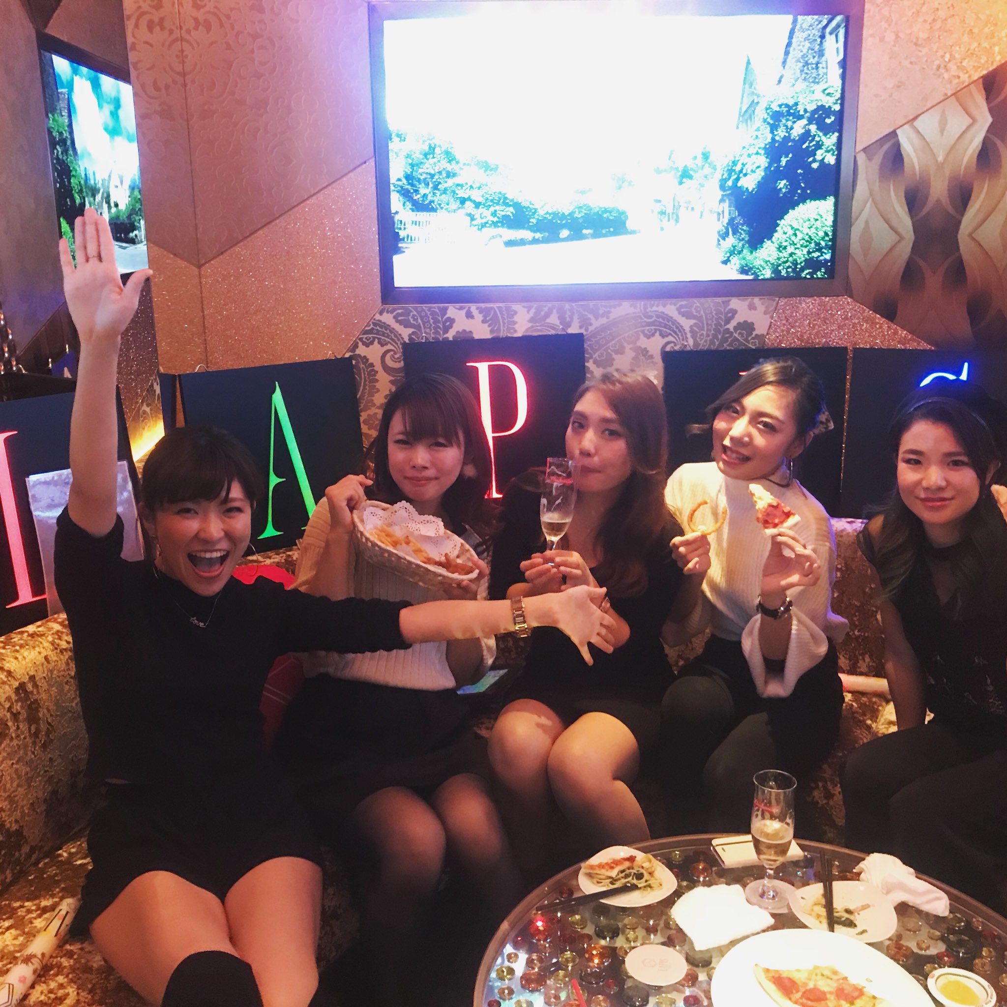 Lapis Tokyo 銀座lapis Tokyoでは 個室で女子会ができます もちろんカラオケ完備です 是非 ご利用下さい 今夜も朝5時まで営業中 銀座 クラブ Club 数寄屋橋 コリドー街 女子会 個室 カラオケ パーティー 朝まで T Co