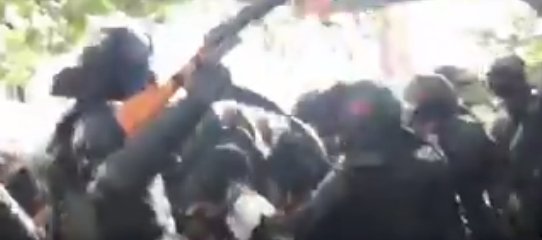 elcarlosjuan's tweet photo. Pte. Santos no sólo se posesionó en 2010 en Sierra Nevada de SM, también posesionó empresas mineras con 132 títulos vigentes. Locomotora minera UribeSantos para empresas / Esmad y violencia contra los pueblos Kogui, Arhuaco, Wiwa y Kankuamo. Fotos Nov16/2017 @ONIC_Colombia https://t.co/PYuzp8SrYW