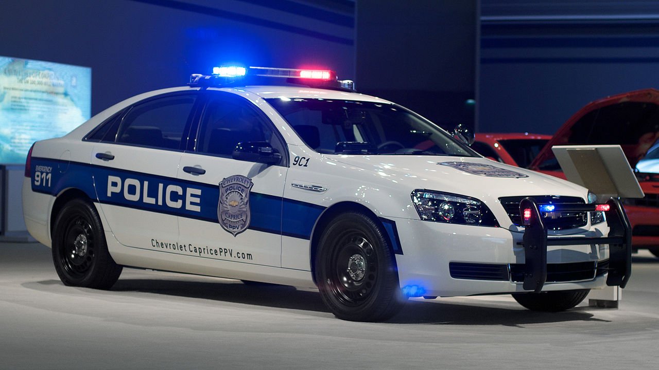 警視六六三 アメリカのパトカー にはプッシュバンパーと呼ばれるものがフロントについていて 車体を防護しつつ相手を押すために付いています またpitマニューバという強制停止措置 つまり逃走 車両を推して強制的に止まらせる技術を身に着ける必要がありpit 警視六六三 アメリカのパトカー にはプッシュバンパーと呼ばれるものがフロントについていて 車体を防護しつつ相手を押すために付いています またpitマニューバという強制停止措置 つまり逃走 車両を推して強制的に止まらせる技術を身に着ける必要がありpit