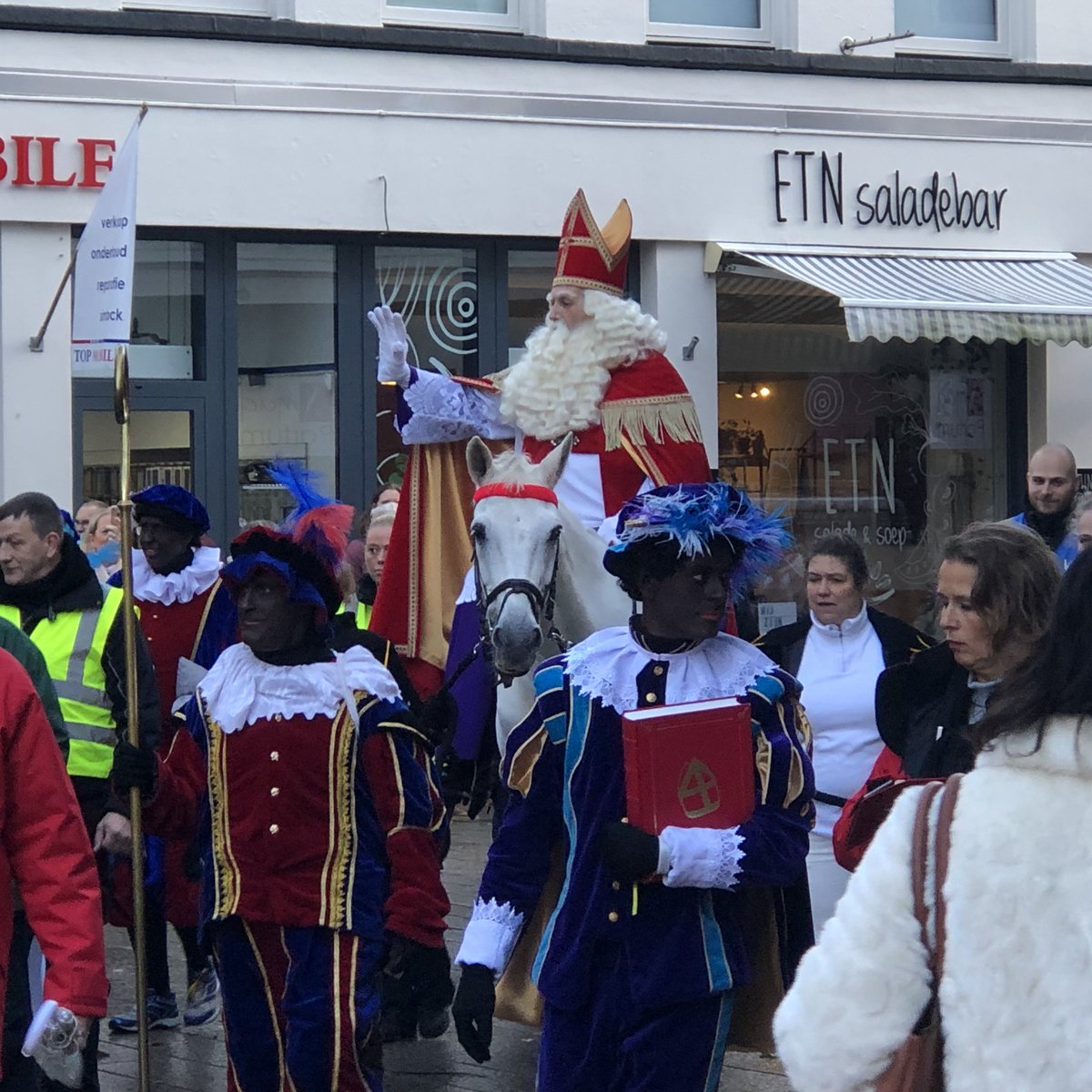 haverstraat053's tweet photo. #SINTERKLAAS en zijn #PIETEN #Enschede #Haverstraatpassage #binnenstad #centrum https://t.co/R3leSw1sye