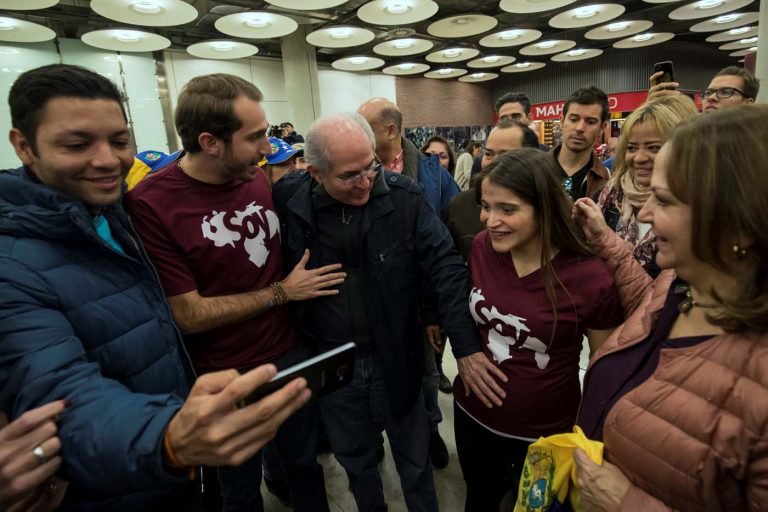 SoyVenezuela's tweet photo. "Este es el futuro, #SoyVenezuela vino a darle futuro a los jóvenes y a mi nieto que está por nacer", dijo .@alcaldeledezma al ser recibido en Madrid por su familia y .@FabioLValentini  parte del equipo de nuestra alianza en el país. #17Nov 
Foto: Juan Media/ Reuters. https://t.co/a9oq55fxUH