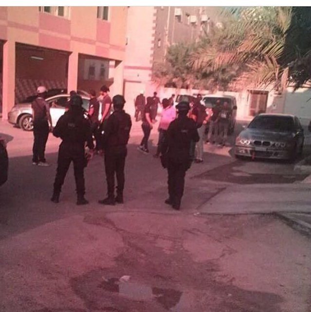 RsdBH's tweet photo. #سترة جانب من انتشار مرتزقة النظام الخليفي برفقة الكامندوز و المليشيات المدنية في شوارع و ازقة الجزيرة #يعدم_حمد v88
4:07 م
#rsdbh https://t.co/0GZGxAhPOL https://t.co/5bGmReziZc