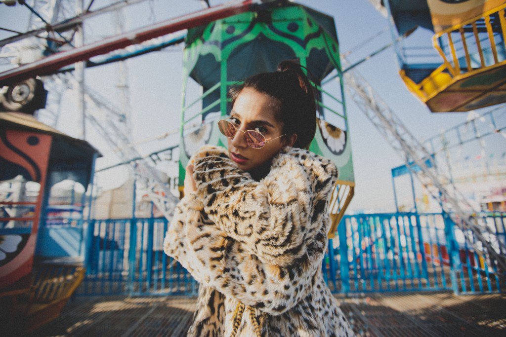 explocityblr's tweet image. Monica Dogra &amp;amp; Smokey the Ghost at the Humming Tree - explo.in/2jBGjBW - #Bengaluru #MonicaDogra #TheHummingTree - -  Monica ...