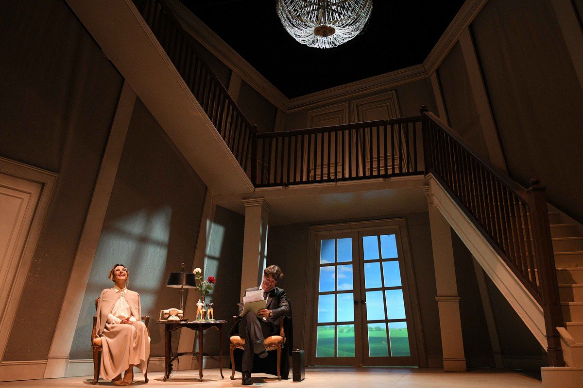 "Quello che è destinato a stare insieme, deve stare insieme" #AmbraAngiolini e <a href="/CremonMatteo/">matteo cremon</a> in #LaGuerradeiRoses di Warren Adler in scena al <a href="/TeatroManzoni/">Teatro Manzoni</a> fino al 26 novembre.  <a href="/MaryLucyTang/">Maria Lucia Tangorra</a> 
Quell’acuta e “vertiginosa” Guerra dei Roses
ilgiornaleoff.ilgiornale.it/2017/11/18/que…