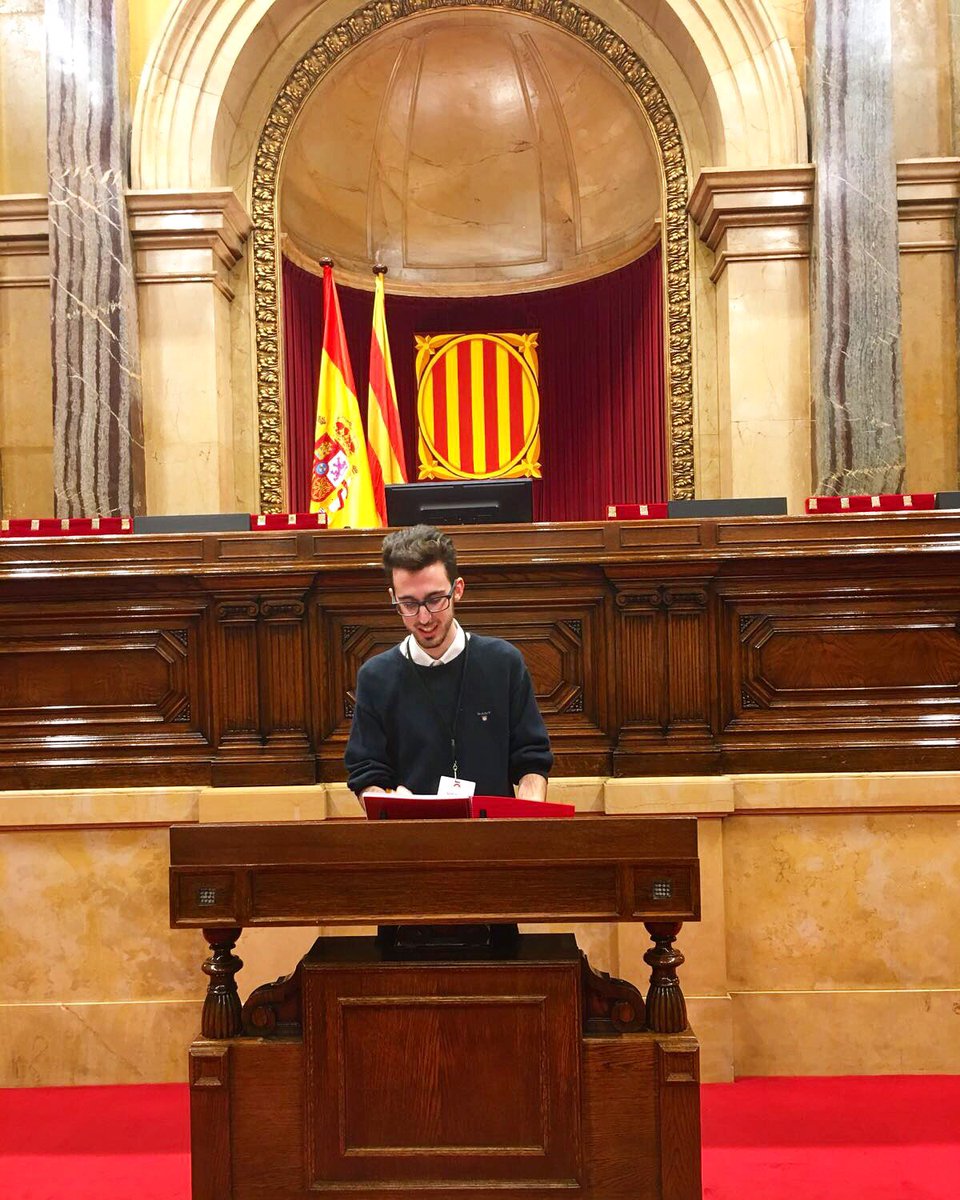 AFerreroEscriva's tweet image. Primera visita del màster: Parlament de Catalunya. Sempre hi ha temps per una mica de postureig entre explicació i explicació. ☺️ Molt bona experiència 👏🏻👏🏻 #masterprotocolblanquerna @MProtocolCat