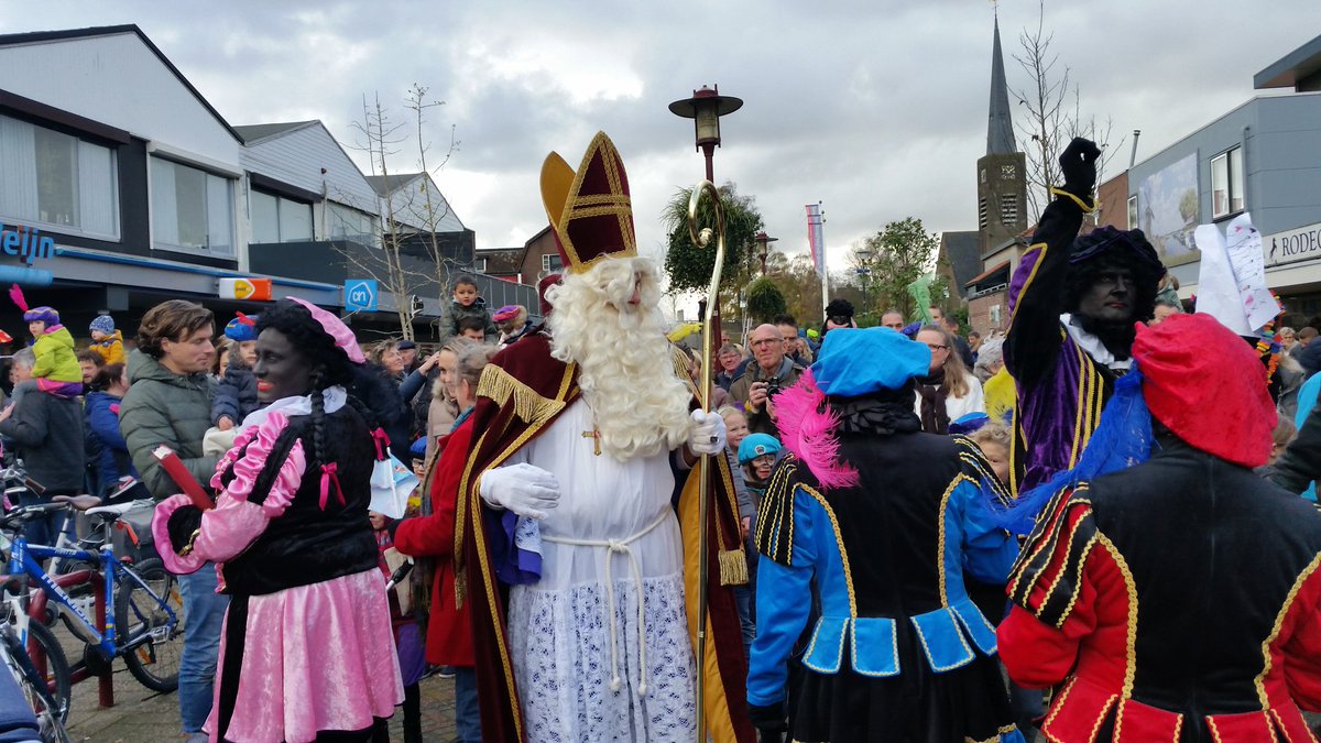 ServaasStoop's tweet photo. Wat een mooie ontvangst van Sinterklaas en de (muziek)Pieten in #ZuidBeijerland. Heel veel kinderen die een handje geven. Deze keer ook waaghalzen op het dak. Vanmiddag moeilijke taak voor Sint om mooiste tekeningen te kiezen voor prijsuitreiking. https://t.co/cbf8Lpm19X