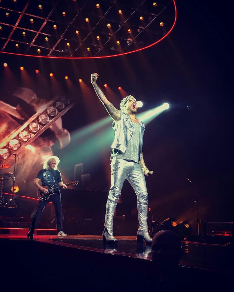 AdamLambert_INA's tweet photo. niezgryzliwa's photo: GOD SAVE THE QUEEN!! #queen #adamlambert #brianmay #legends #freddiewastheretoo #kaunas #lithuania #guitarpickplease #drumstickplease #setlistplease 👑 https://t.co/EfEi3cf3UP https://t.co/TWnXcwyoUb