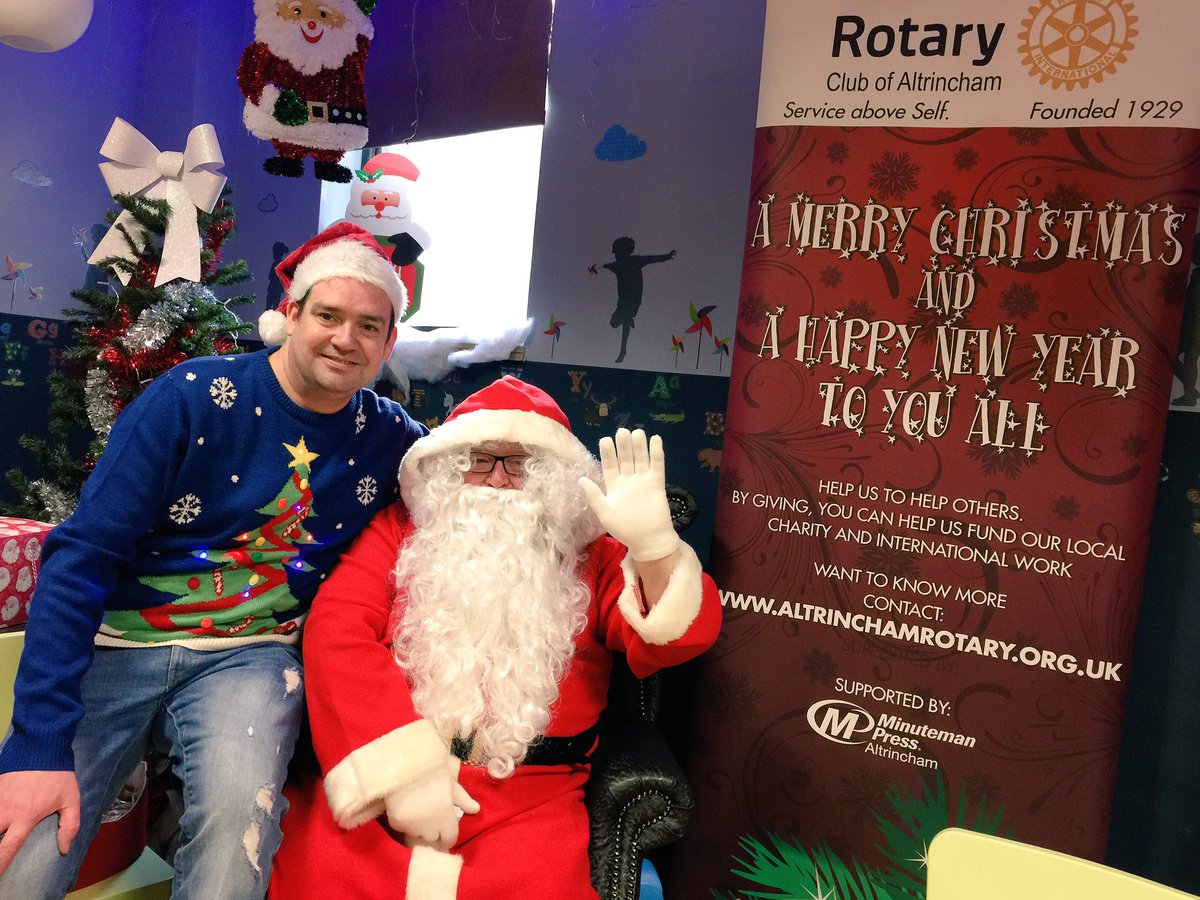 In Rackhams #Altrincham with Santa from <a href="/altrotary/">ALTRINCHAM ROTARY</a>, <a href="/RackhamsAlty/">Rackhams Altrincham</a> 1st floor cafe until 4pm today. All welcome and it's Free 😃🎅🏻