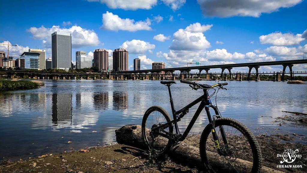 Bike_For_Fun's tweet photo. BEERSNGEARS: #Richmond #VA #skyline #jamesriver https://t.co/onRXb06KeK