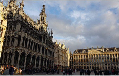 LittleGateLink's tweet image. Belgium. Land of beer, chocolate and waffles! By Harriet Green. #Belgium #travel ow.ly/hJzK30grezl