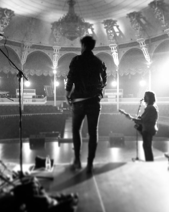 Mirando así, mirando fuerte, mirando al frente, al lado y atrás...   "sintiendo cada vez más" 
¡Bendita seas por 10mil años más!