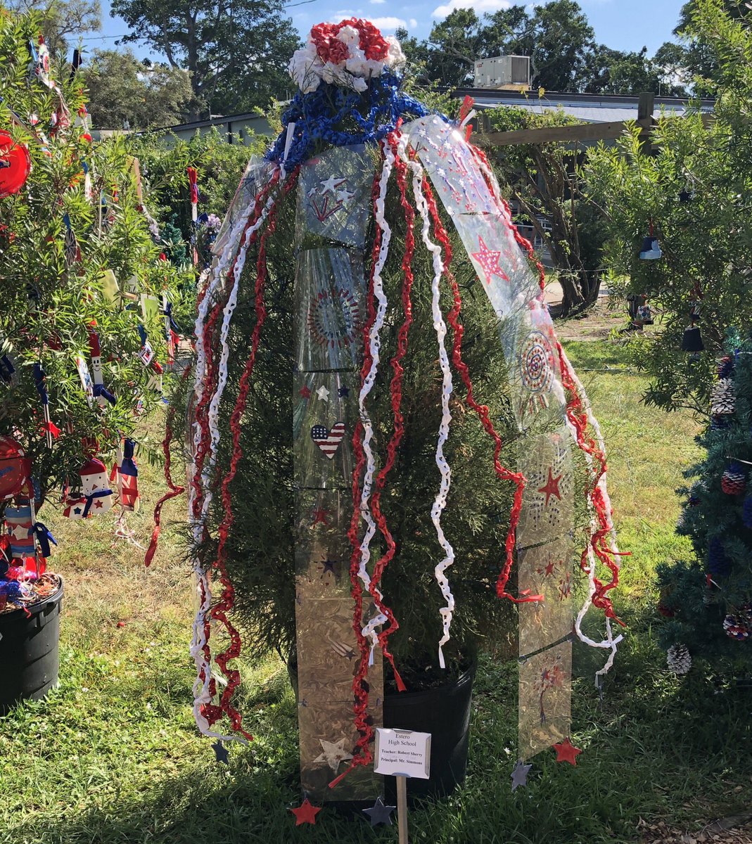 CeramicsESTERO's tweet photo. Mr.Sherry and Mr.Milne  decorating the @EsteroHS  @EdisonFordFL  Christmas Tree Trail. @LeeSchools #esteroat30 #LoveLeeSchools https://t.co/GIfLUJxTyP