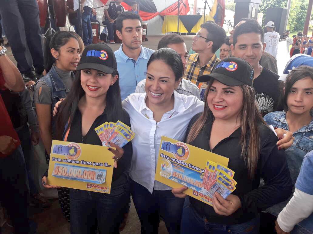 laidygomezf's tweet photo. Llevamos ayudas sociales al municipio Junín #Rubio, mostrando que con equipo, voluntad y dedicación se puede combatir la crisis @LotDelTachira https://t.co/PqD0hOOhLJ
