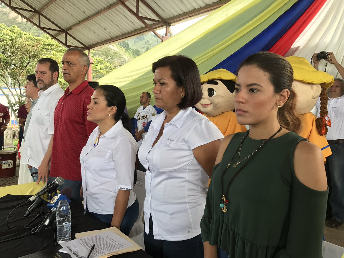 laidygomezf's tweet photo. Llevamos ayudas sociales al municipio Junín #Rubio, mostrando que con equipo, voluntad y dedicación se puede combatir la crisis @LotDelTachira https://t.co/PqD0hOOhLJ