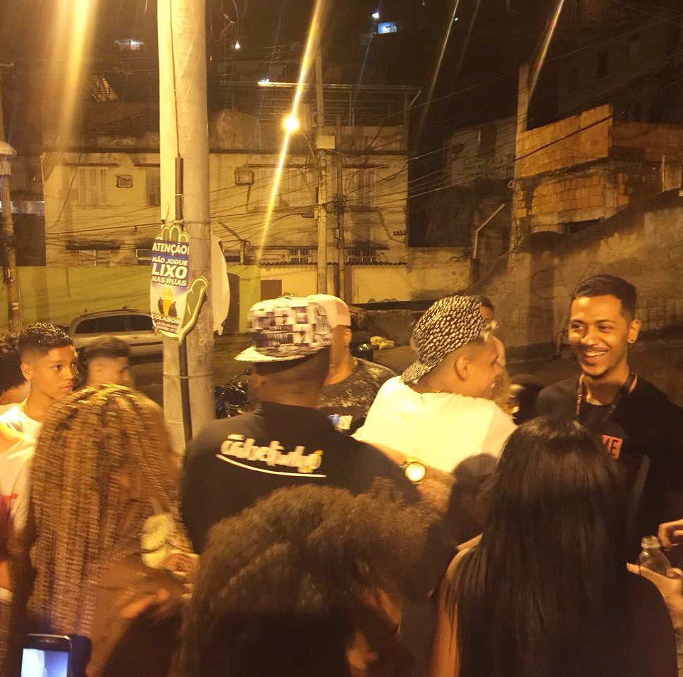 turbininha19's tweet photo. Quando você encontra seu amigo no show 😂❤️❤️ https://t.co/WdwPvdRCtp
