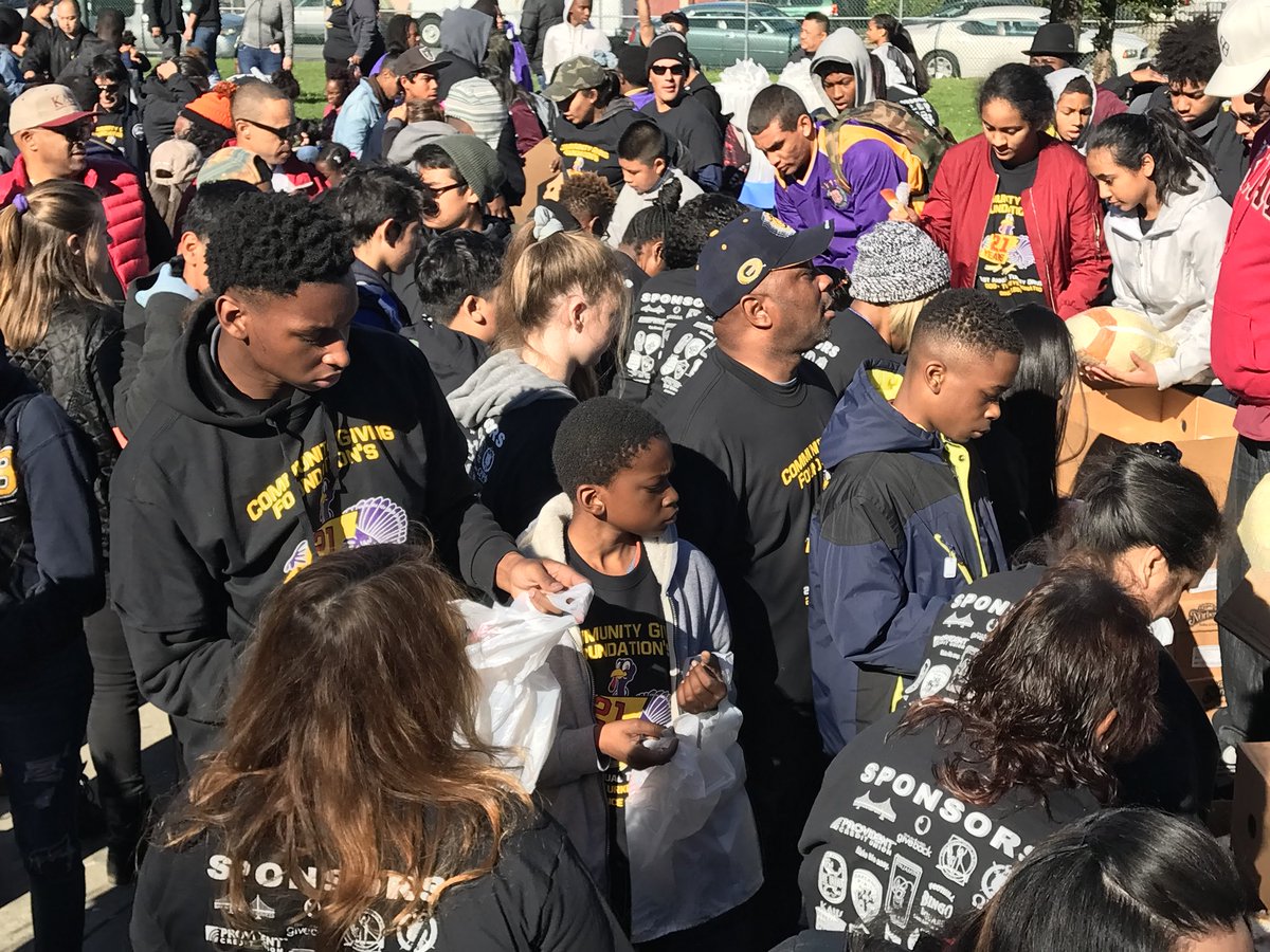 Gbear971's tweet photo. Community Giving Foundations 21st Annual Turkey Drive #Oakland #volunteering https://t.co/C45bi9bWgN