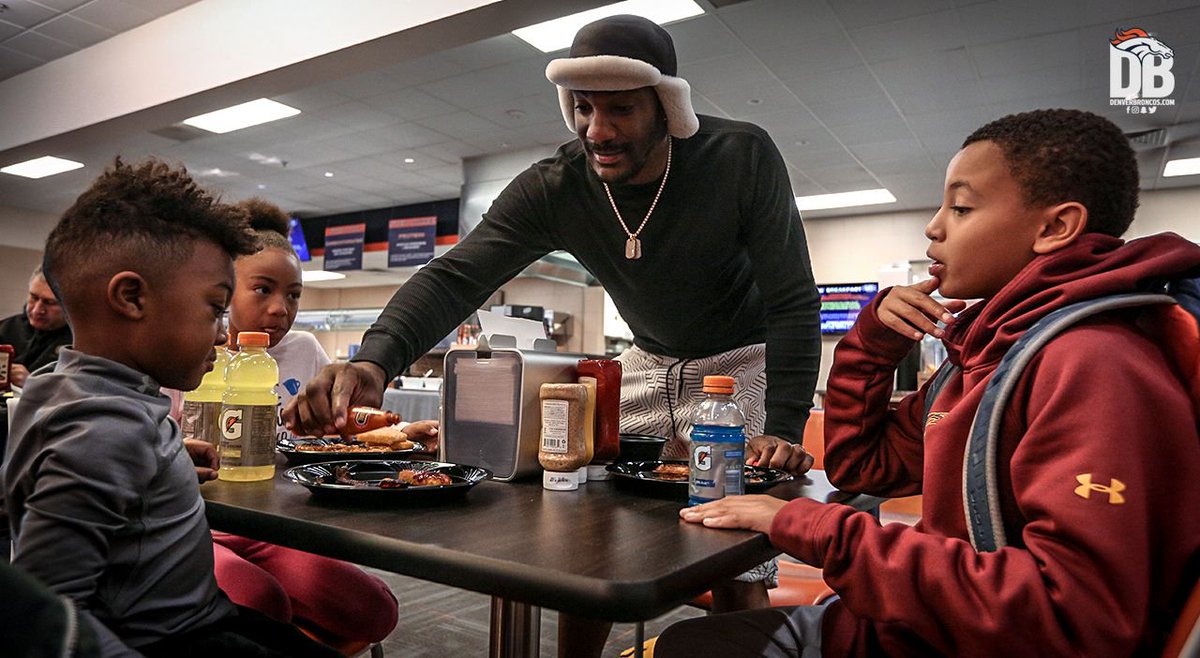 Nothing better than #SaturdayMorning breakfast with dad. 🧡  #FootballIsFamily https://t.co/3iwCLbFflC