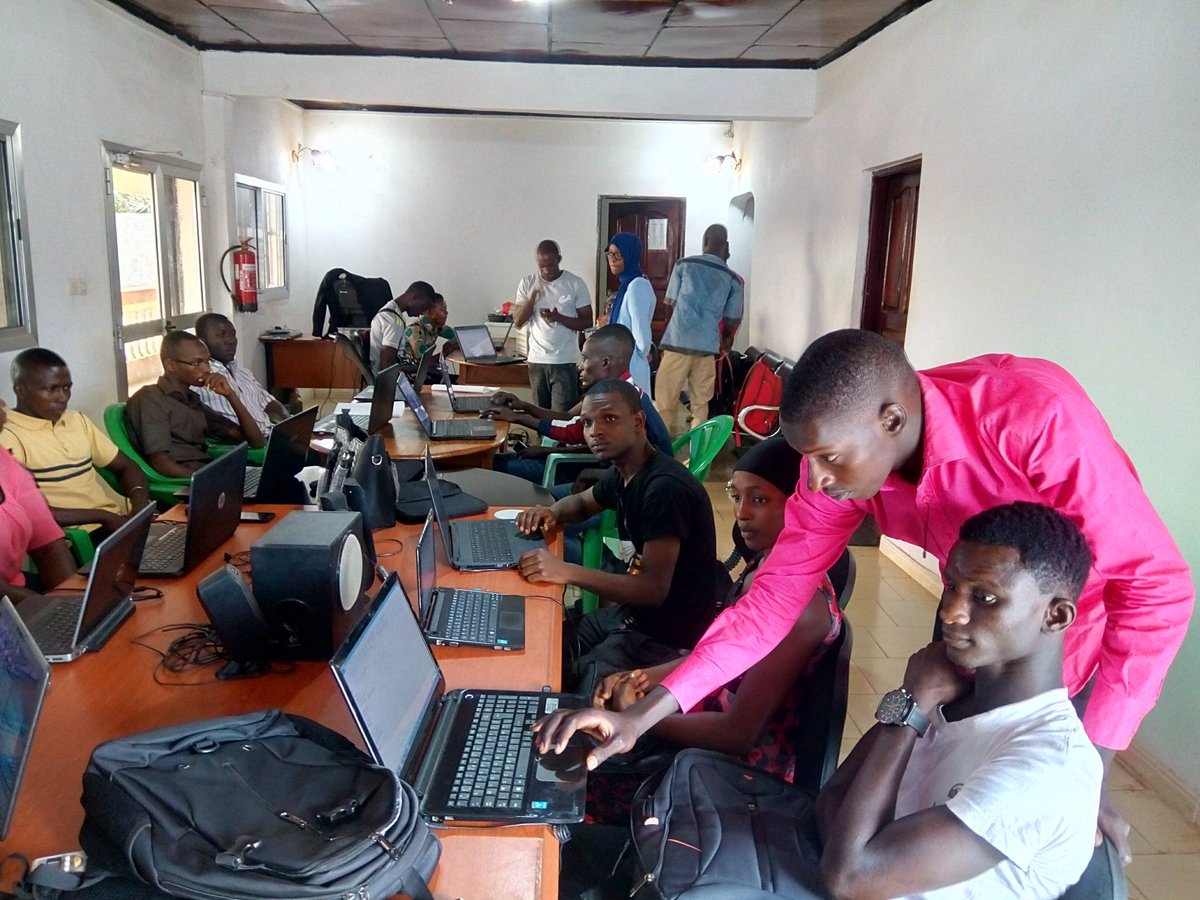TinoNabib's tweet photo. Fin du Mapathon #UGLCS Youth Mappers. Vivement #OSMgeoweek2017 thanks @youthmappers @RedCross @TheMissingMaps @GeoSynapse @osmguinee https://t.co/afsaYD8wJx
