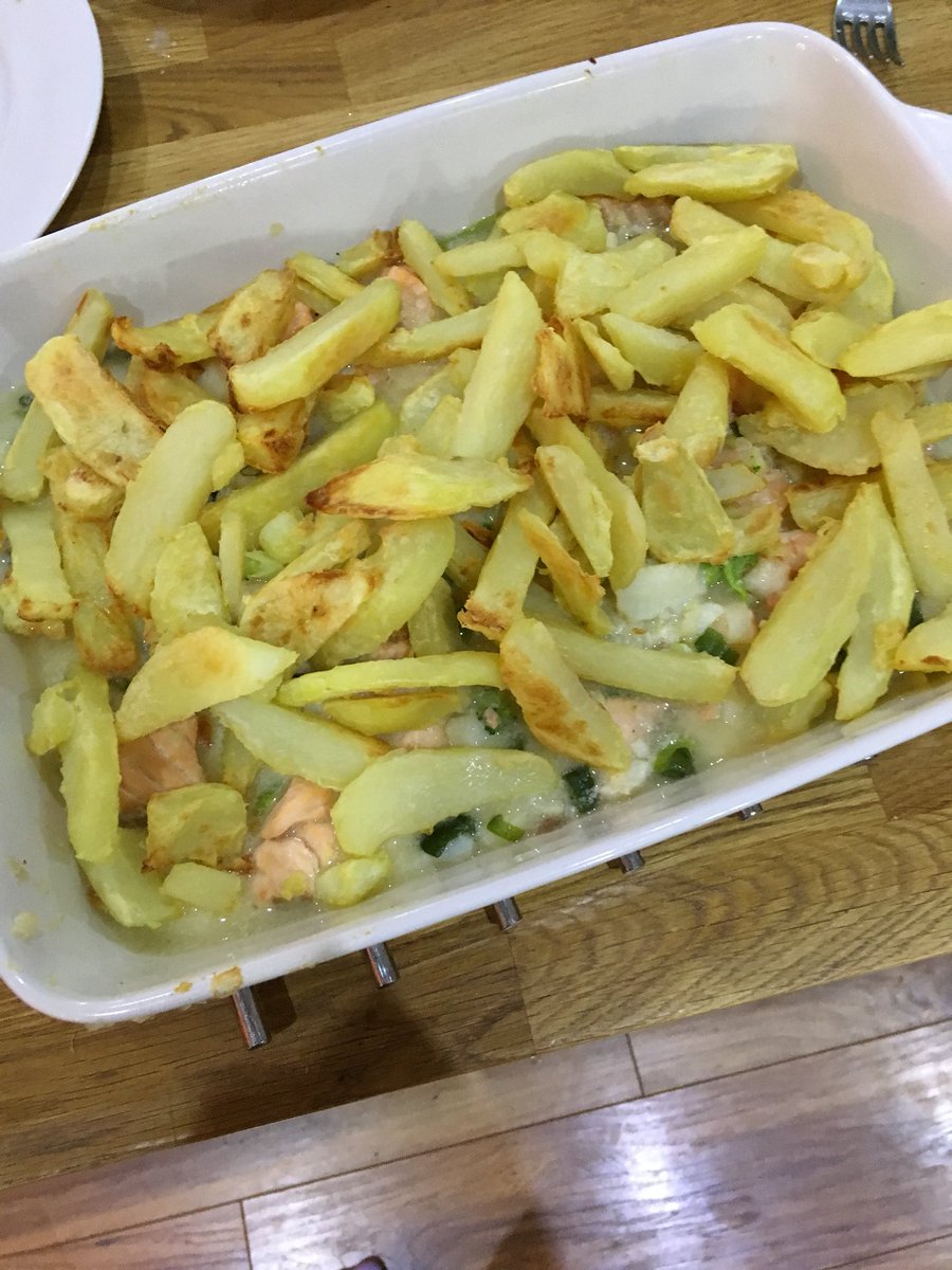 kyliepetitt's tweet photo. Fish and chip pie - 7/10 #slimmingworld #comfortcollection #recipe https://t.co/ng245DeoKD