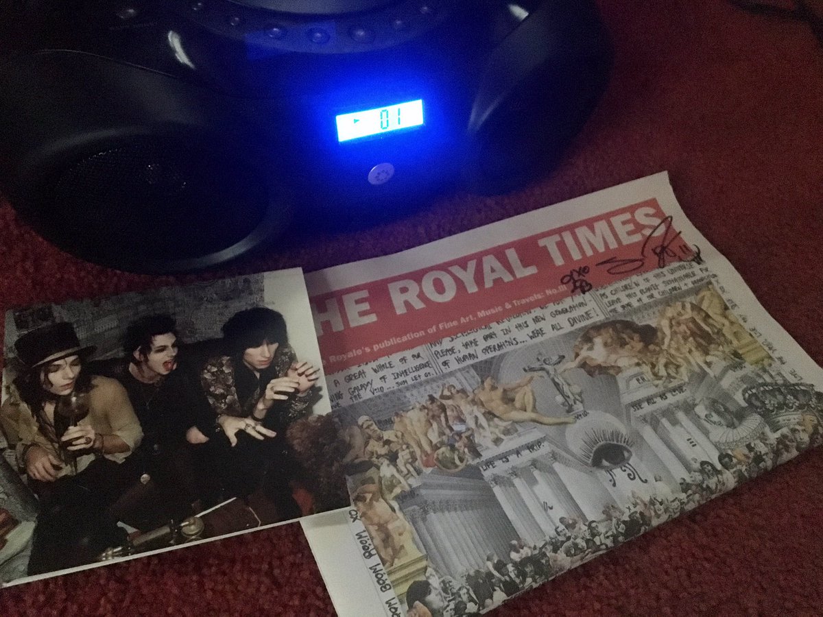 elegantly_high's tweet image. Just moved into a new house and I couldn't think of a better way to celebrate than listening to Boom Boom Room and reading The Royal Times ❤️ @PalayeRoyale @SebastianDanzig @RemingtonLeith @EmersonBarrett