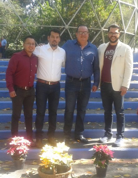 memiux20's tweet photo. Emprendedores
#encompañíadeladultomayor
@agorajavier
@GarozGigo https://t.co/lsIpjrk9UC