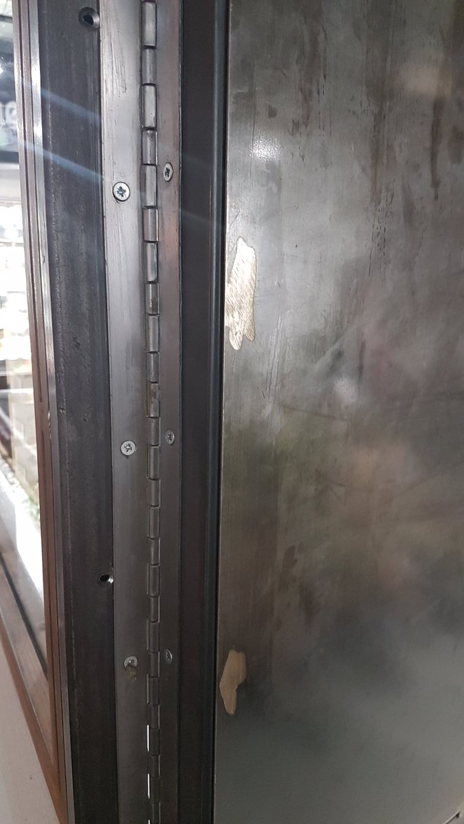 __Ranen__'s tweet image. Fabricated steel door in new store.
But piano hinges 😂🤣🤣😂 Drags on floor
#formoverfunction @eat_17