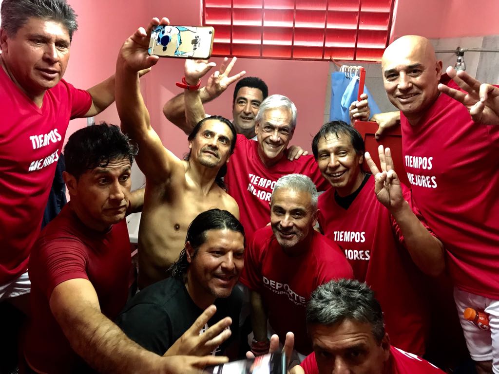 sebastianpinera's tweet photo. En el camarín con el equipo de los Tiempos Mejores, después de vencer 7-4 al equipo Arriba los Corazones. Muchos cracks como @cocamendoza10, @Leonelherrera91, Coke Contreras, @JuvenalOlmos, Hugo Rubio, @NelsonTapiaRios, @zuninoaudax, Pablo Galdalmes, Juan Carlos Vera. https://t.co/X06dSyv7Cj